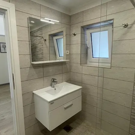 Istrian Stone Lenny Near *