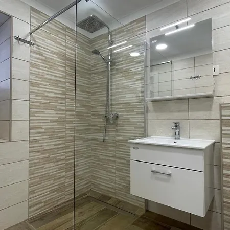 Istrian Stone Lenny Near *