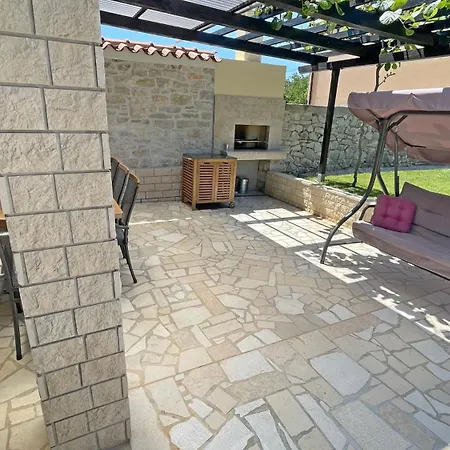 Istrian Stone Lenny Near *