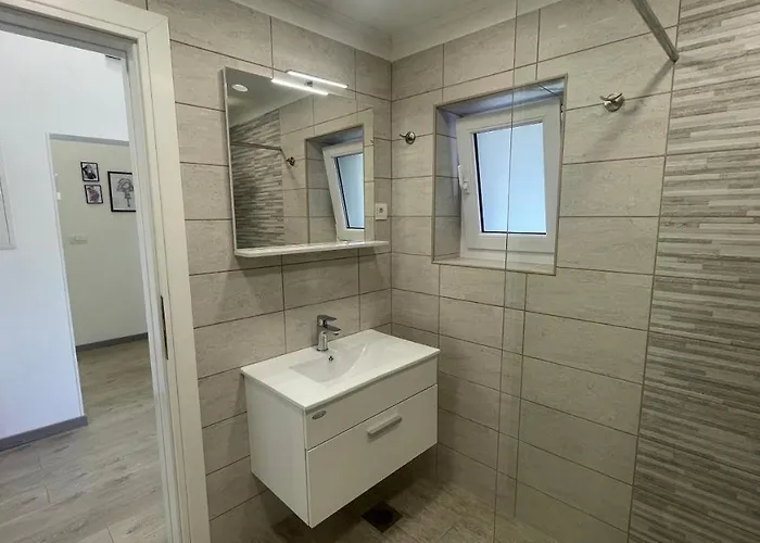 Istrian Stone Lenny Near *